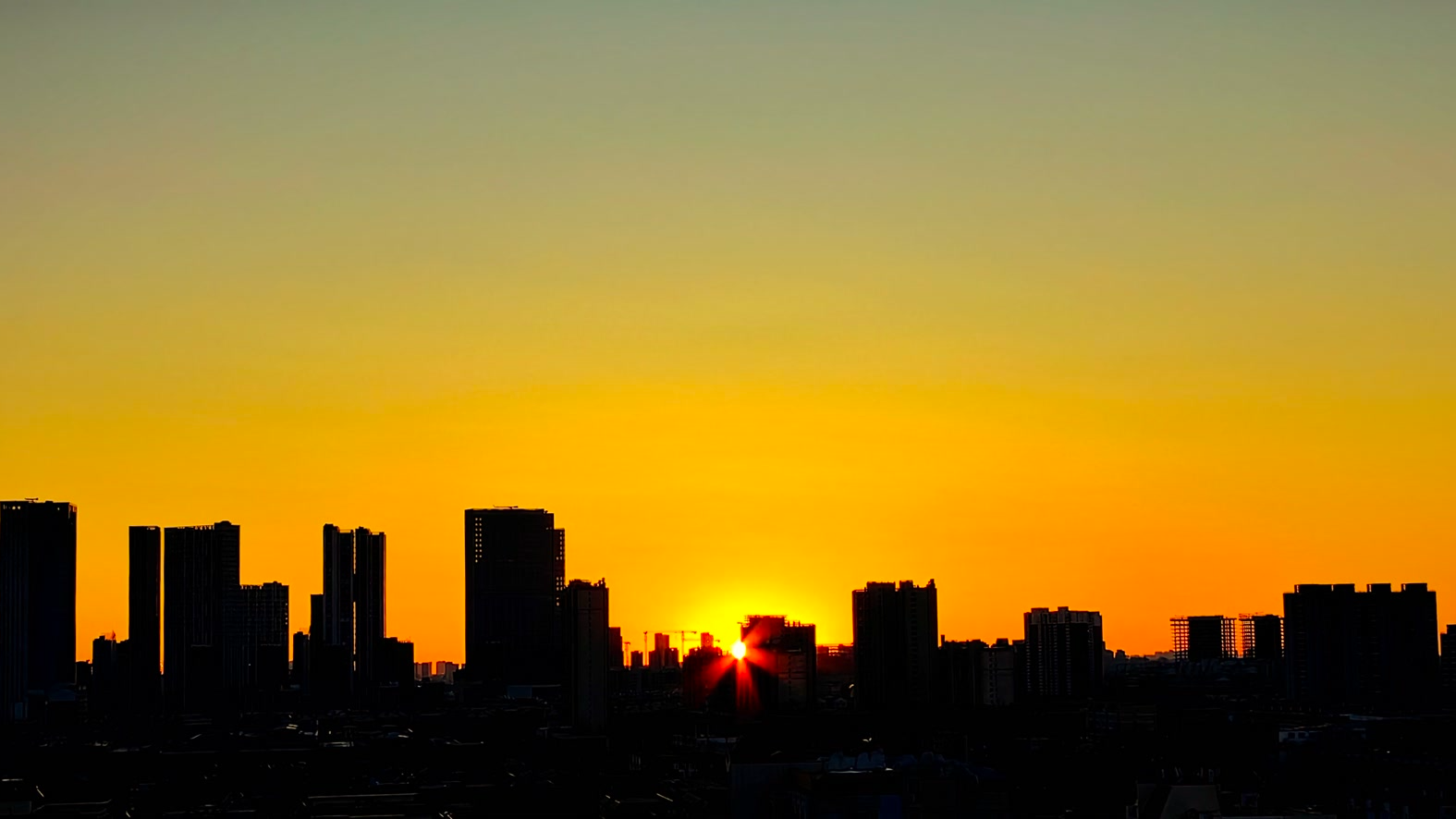 周一清晨，北京被橙红色的日出唤醒