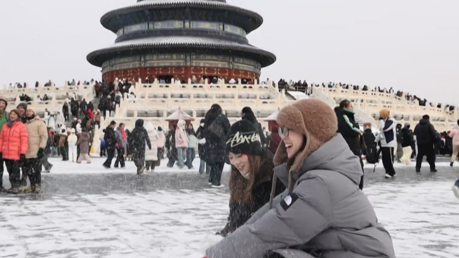 琼枝玉宇映红墙 北京市属公园变身“冰雪画卷”