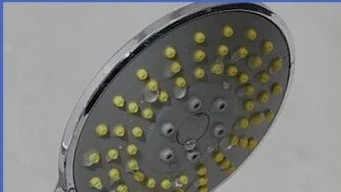 天天这样洗澡,可能洗出肺病!浴室这处藏的脏东西比你想的多 天天这样洗澡,可能洗出肺病!浴室这处藏的脏东西比你想的多