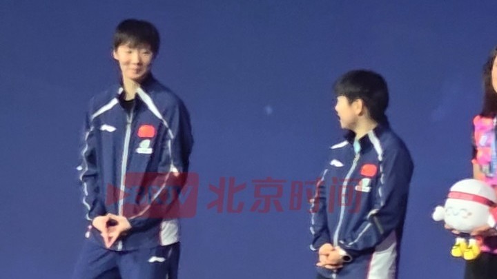 最好的对手更是最好的队友!颁奖典礼上,孙颖莎与王曼昱两人热聊不断 最好的对手更是最好的队友!颁奖典礼上,孙颖莎与王曼昱两人热聊不断