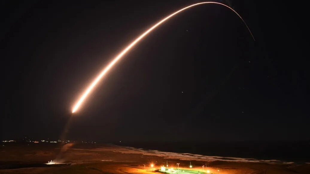 美军试射洲际导弹