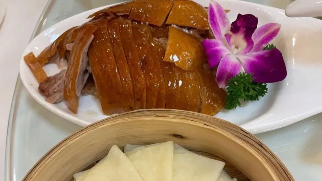 心心念念的京城烤鸭来了！咱先吃为敬～