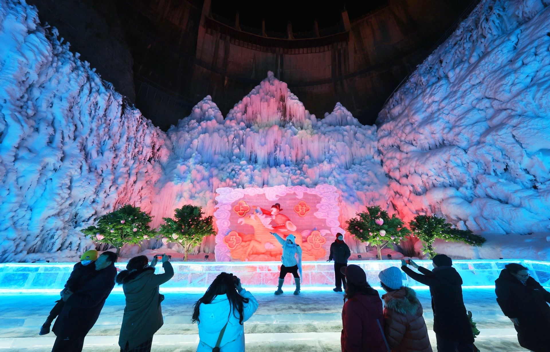 1987年出生市民免费游!北京龙庆峡冰筑《大闹天宫》 1987年出生市民免费游!北京龙庆峡冰筑《大闹天宫》