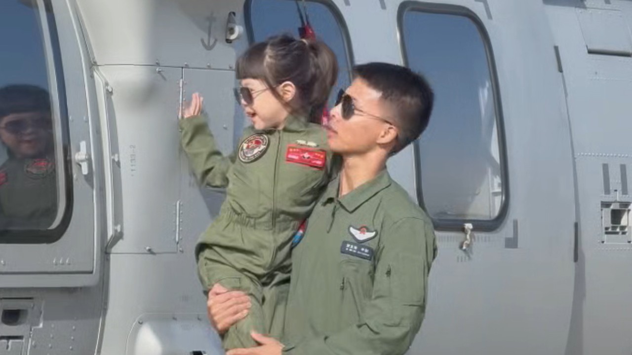 4岁小军迷穿 “飞行服” 打卡长春航展,成 “团宠” 飞行员争相合影_北京时间