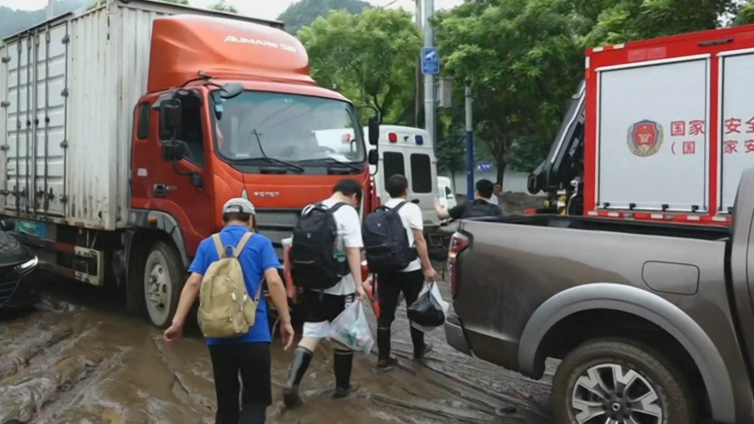 风雨最前线丨九架无人机为怀柔区琉璃庙镇受困村空投物资