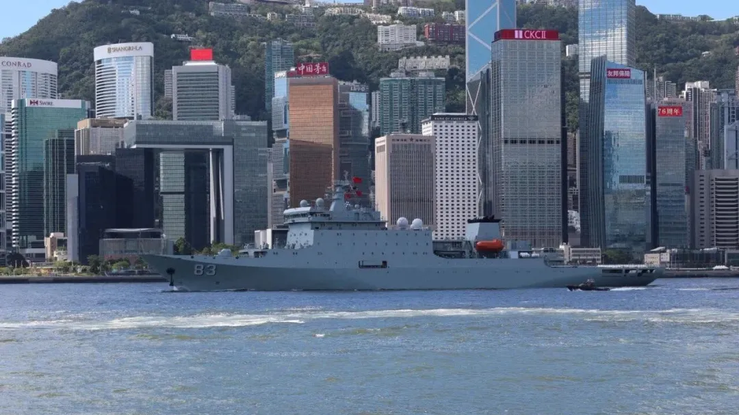 一美籍男子在解放军舰队附近放无人机,已被港警逮捕 一美籍男子在解放军舰队附近放无人机,已被港警逮捕