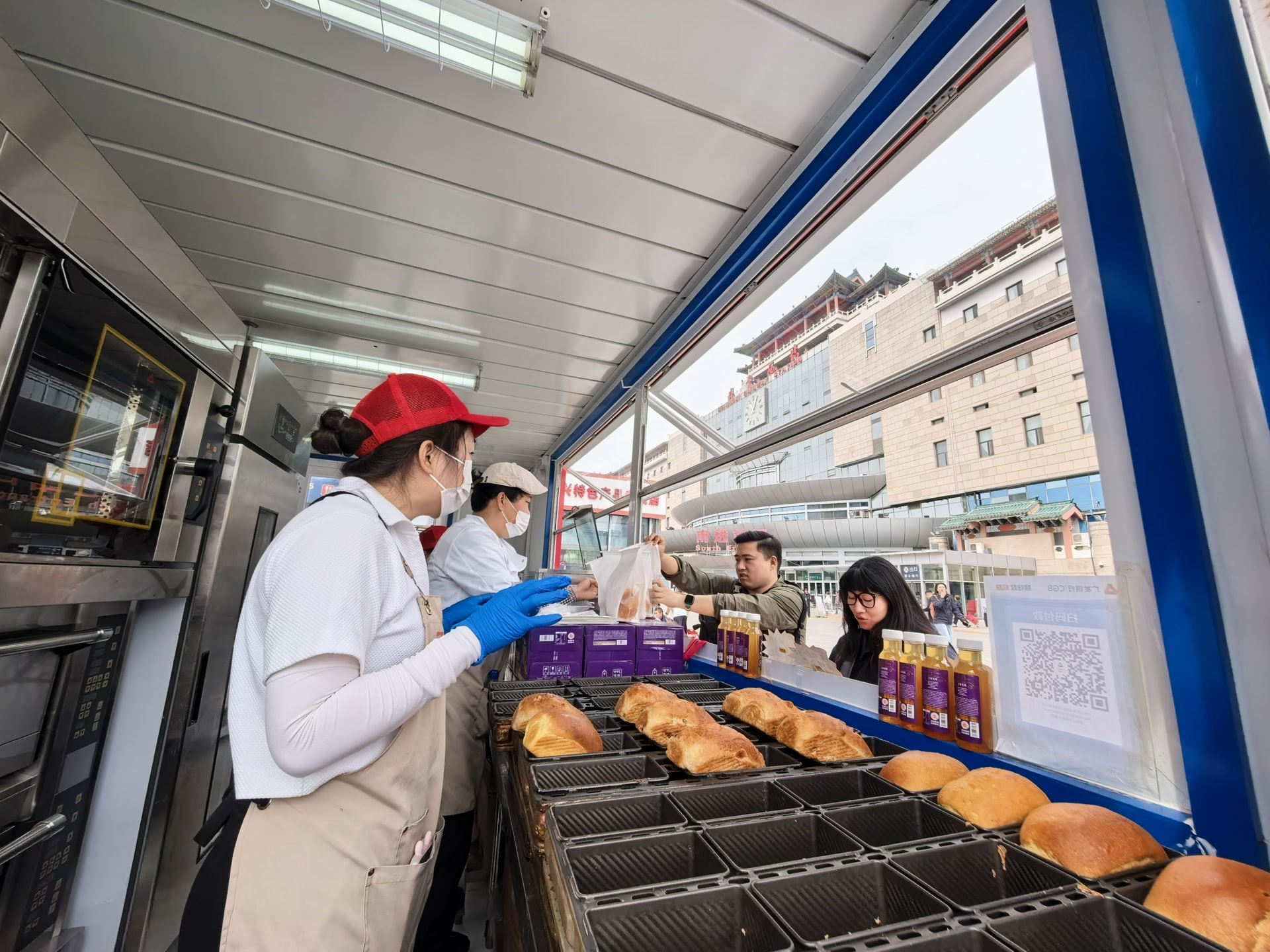 北京西站也能买到隆福寺同款，义利现烤面包将进“八站两场”