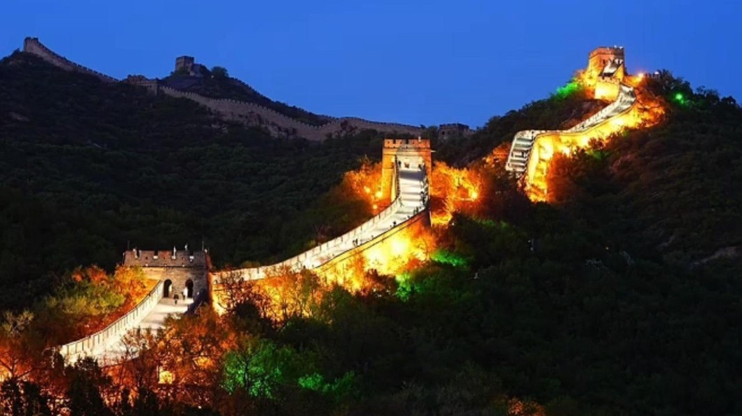 八达岭夜长城璀璨亮灯 揽尽雄关绝美夜景 八达岭夜长城璀璨亮灯 揽尽雄关绝美夜景