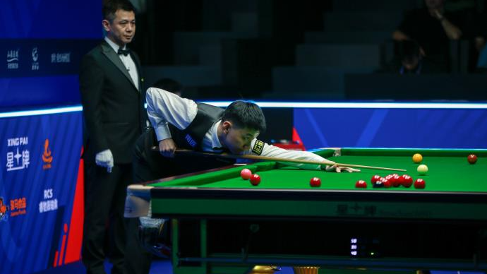 赵心童打出两次单杆破百，晋级斯诺克世界公开赛32强