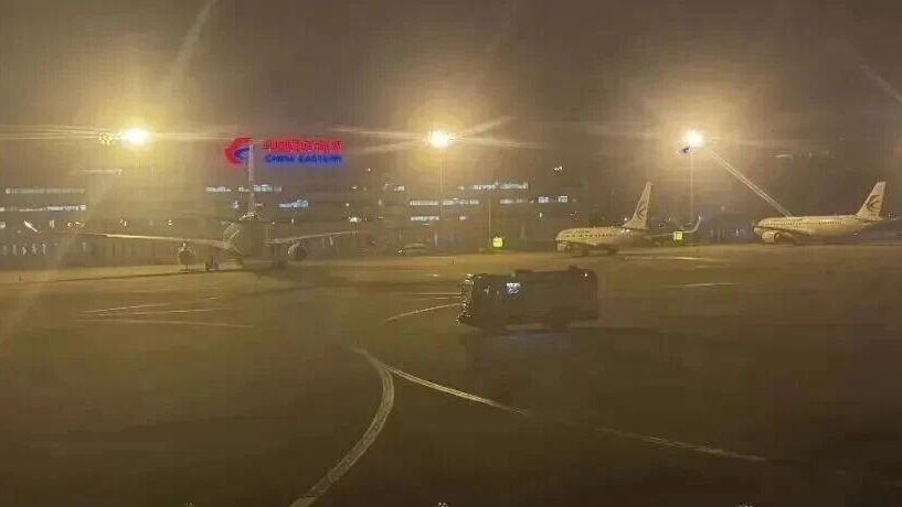 北京飞上海航班,一旅客手机受挤压冒烟起燃!东航通报—— 北京飞上海航班,一旅客手机受挤压冒烟起燃!东航通报——