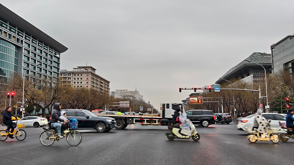 北京今天白天多云间阴,高海拔山区有零星小雪,最高气温3℃ 北京今天白天多云间阴,高海拔山区有零星小雪,最高气温3℃