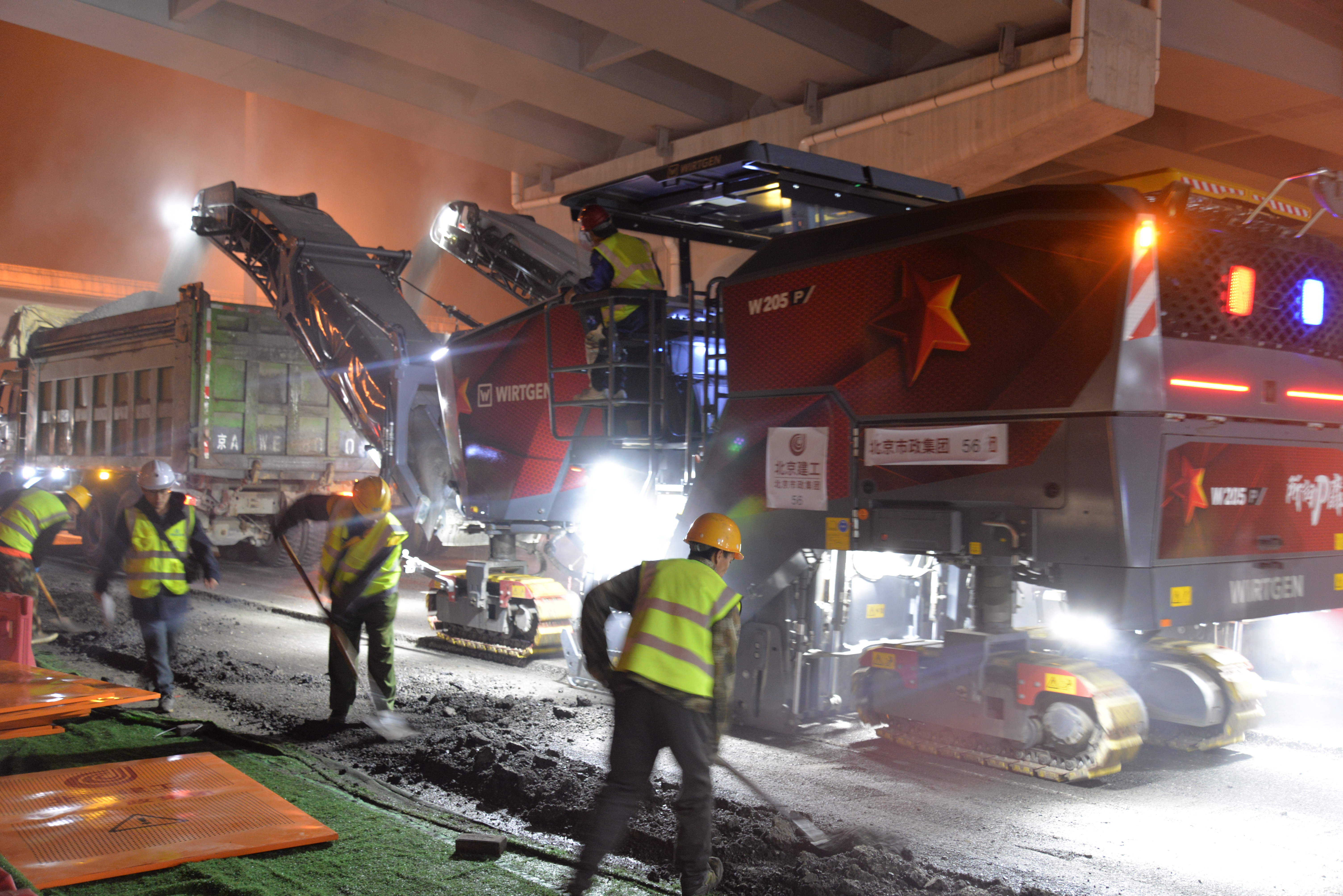 48小时铺装近千吨混凝土,四元桥系再启“周末速战”模式 48小时铺装近千吨混凝土,四元桥系再启“周末速战”模式