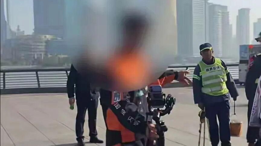 袁某在外滩直播影响游客,遭劝阻后煽动观众“人肉”保安,被行拘! 袁某在外滩直播影响游客,遭劝阻后煽动观众“人肉”保安,被行拘!
