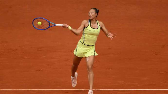 郑钦文迎红土赛季开门红，晋级32强