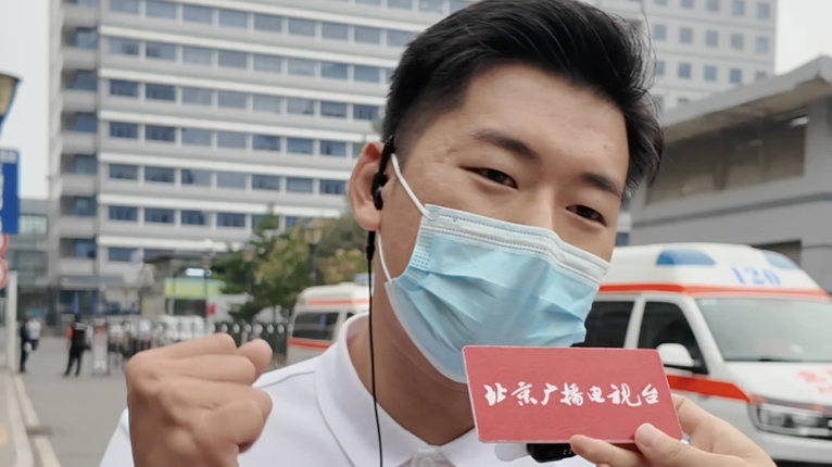 随行记者暖心祝福“小幸运”：要像打小怪兽一样把所有困难都打倒
