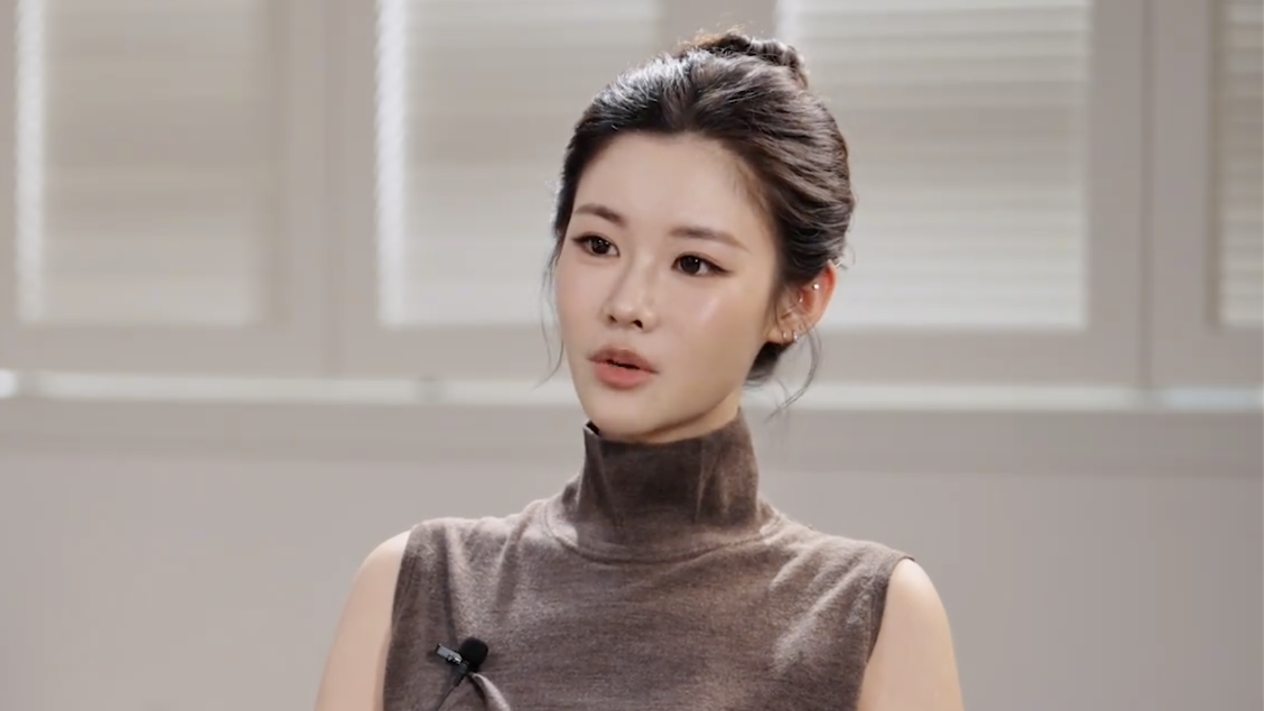 “美妆达人”姜乘澜做客鲁豫采访时，透露是她现在的丈夫鼓励她成为美妆博主的