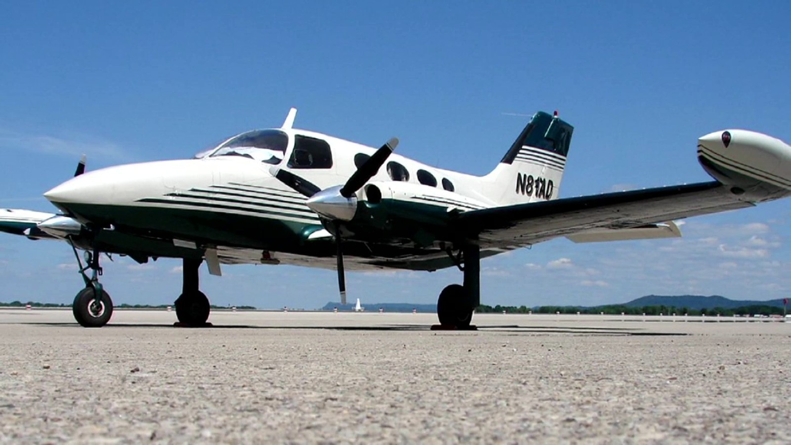 美国一架小型飞机因起落架故障紧急迫降