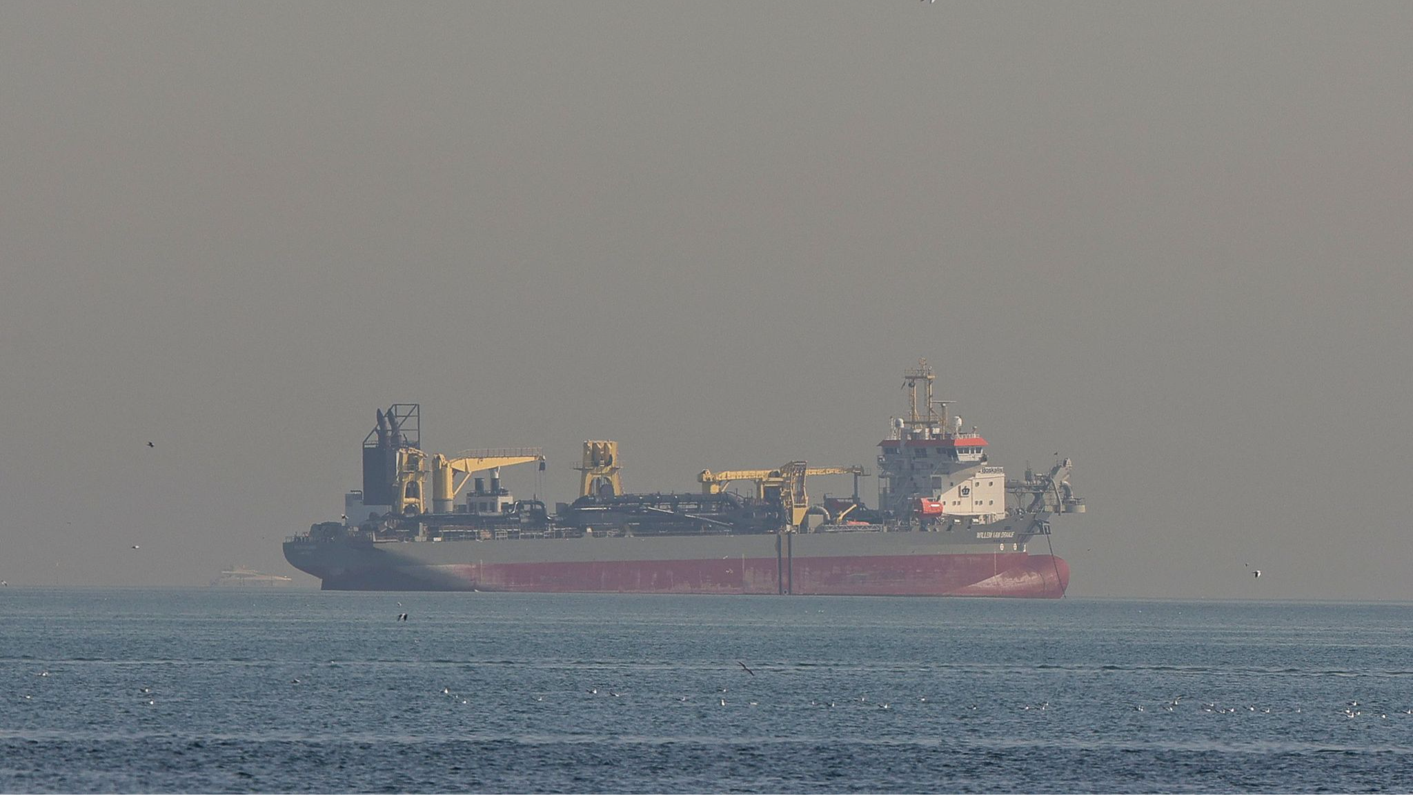 一艘试图通过霍尔木兹海峡的油轮被击中 一艘试图通过霍尔木兹海峡的油轮被击中