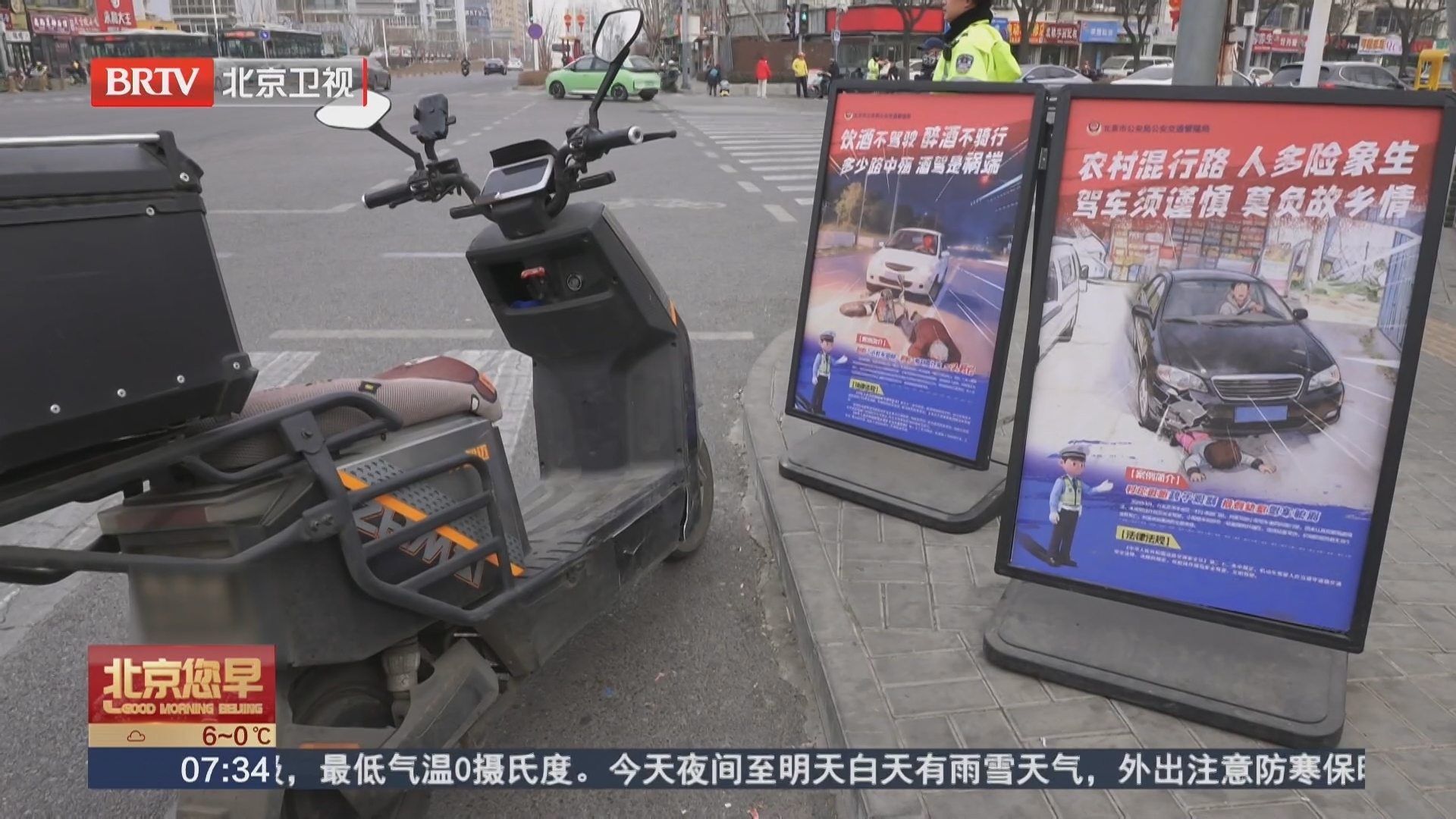 小头盔大作用 民警预热宣传筑牢骑行安全防线