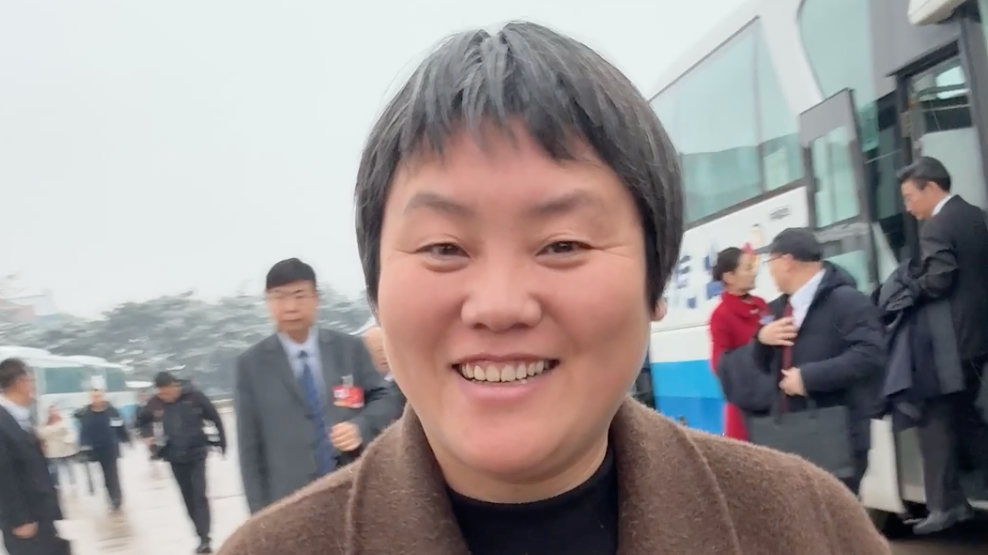 村口小卖部里的人大代表