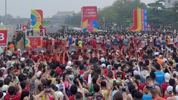 万人高唱国歌齐喊“我爱北京”!北半马将爱国情怀和体育精神完美融合 万人高唱国歌齐喊“我爱北京”!北半马将爱国情怀和体育精神完美融合