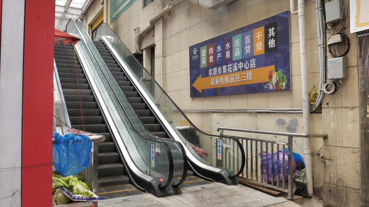 幼童在电梯遇险 外卖小哥弃餐施救 幼童在电梯遇险 外卖小哥弃餐施救