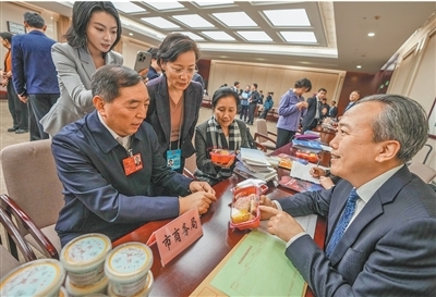 47个部门现场“摆摊”!面对面应答870个问题 47个部门现场“摆摊”!面对面应答870个问题