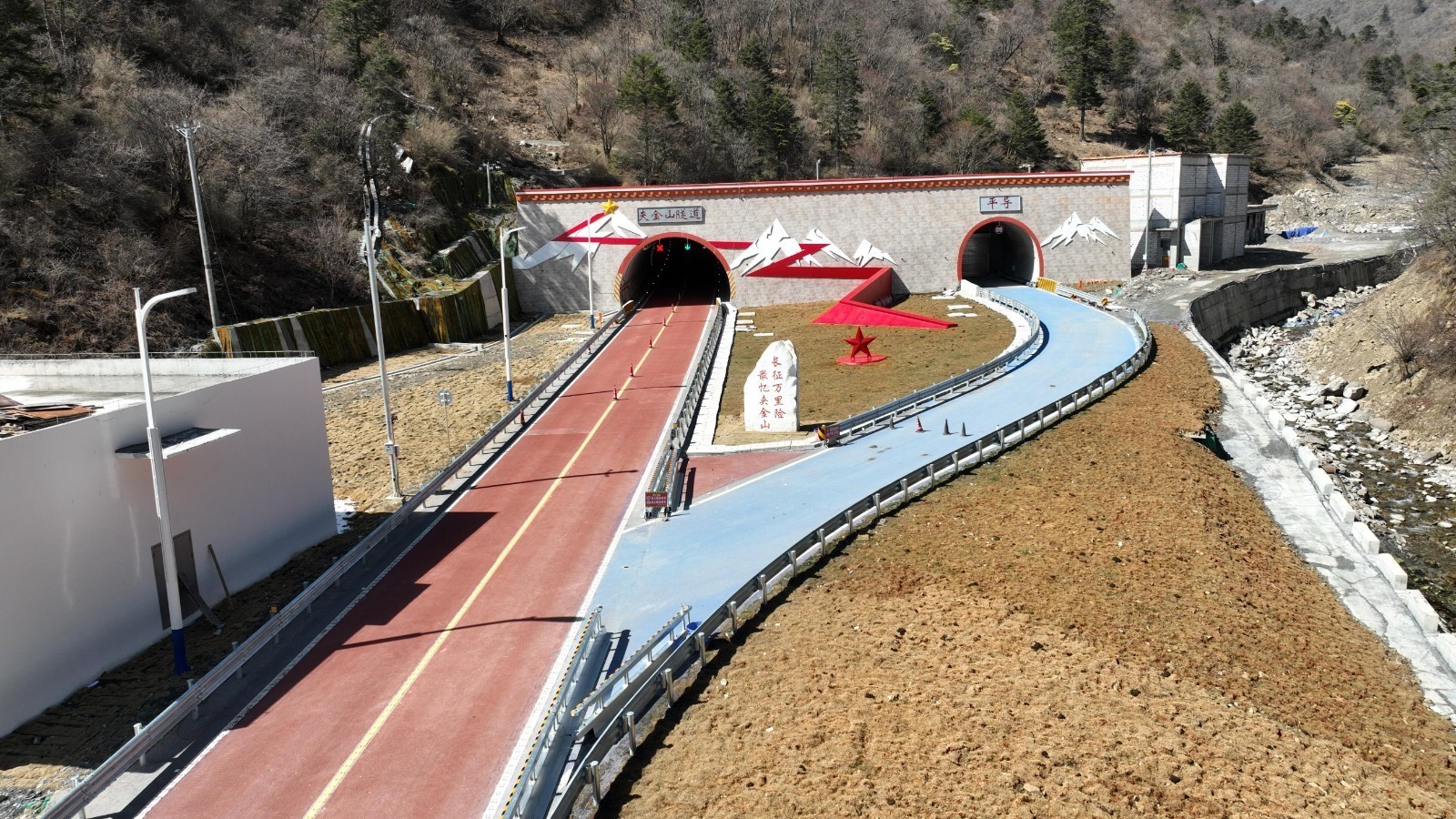 夹金山隧道:10分钟穿山,打通生命经济双通道 夹金山隧道:10分钟穿山,打通生命经济双通道