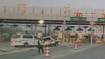 京哈高速两车猛烈撞击,收费站上演生死救援 京哈高速两车猛烈撞击,收费站上演生死救援