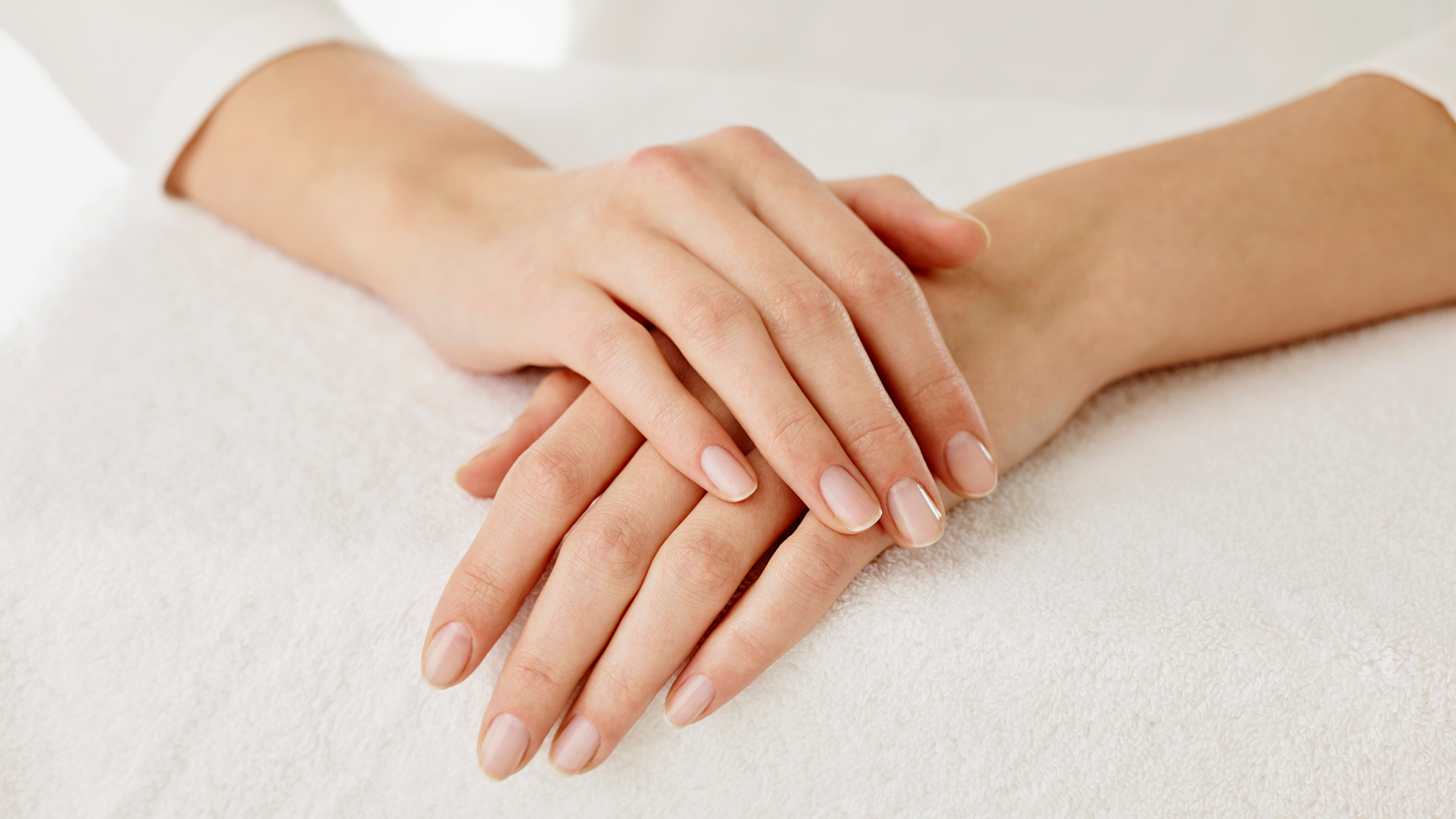 指甲盖上起竖纹、白斑是“死亡信号”？这些误区要认清！