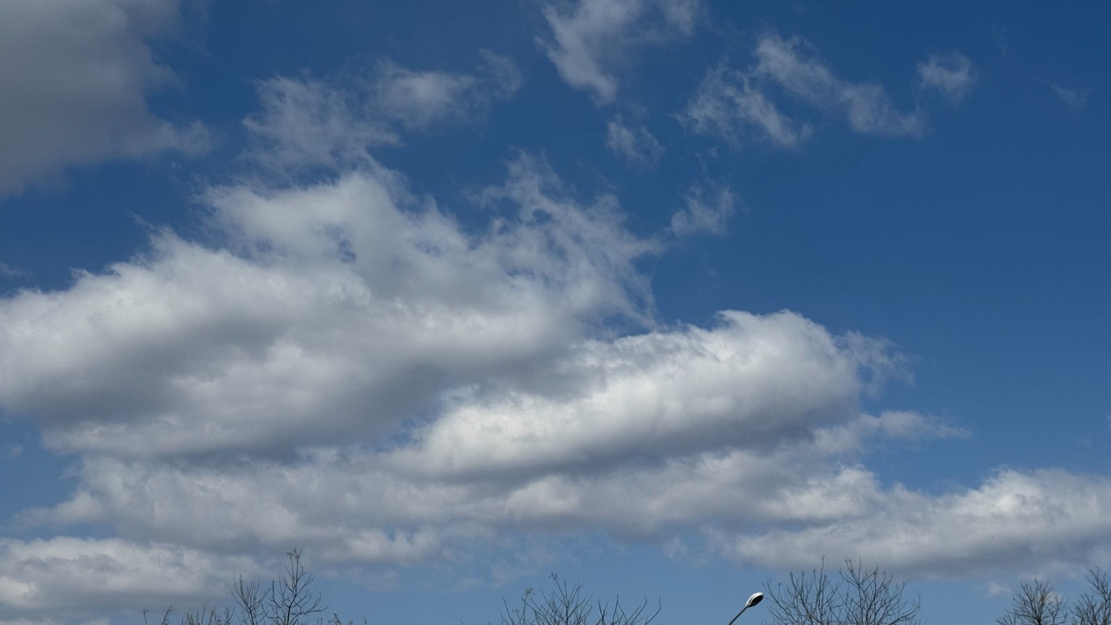有阵雨!今日最高气温33℃ 外出注意防雷避雨 有阵雨!今日最高气温33℃ 外出注意防雷避雨