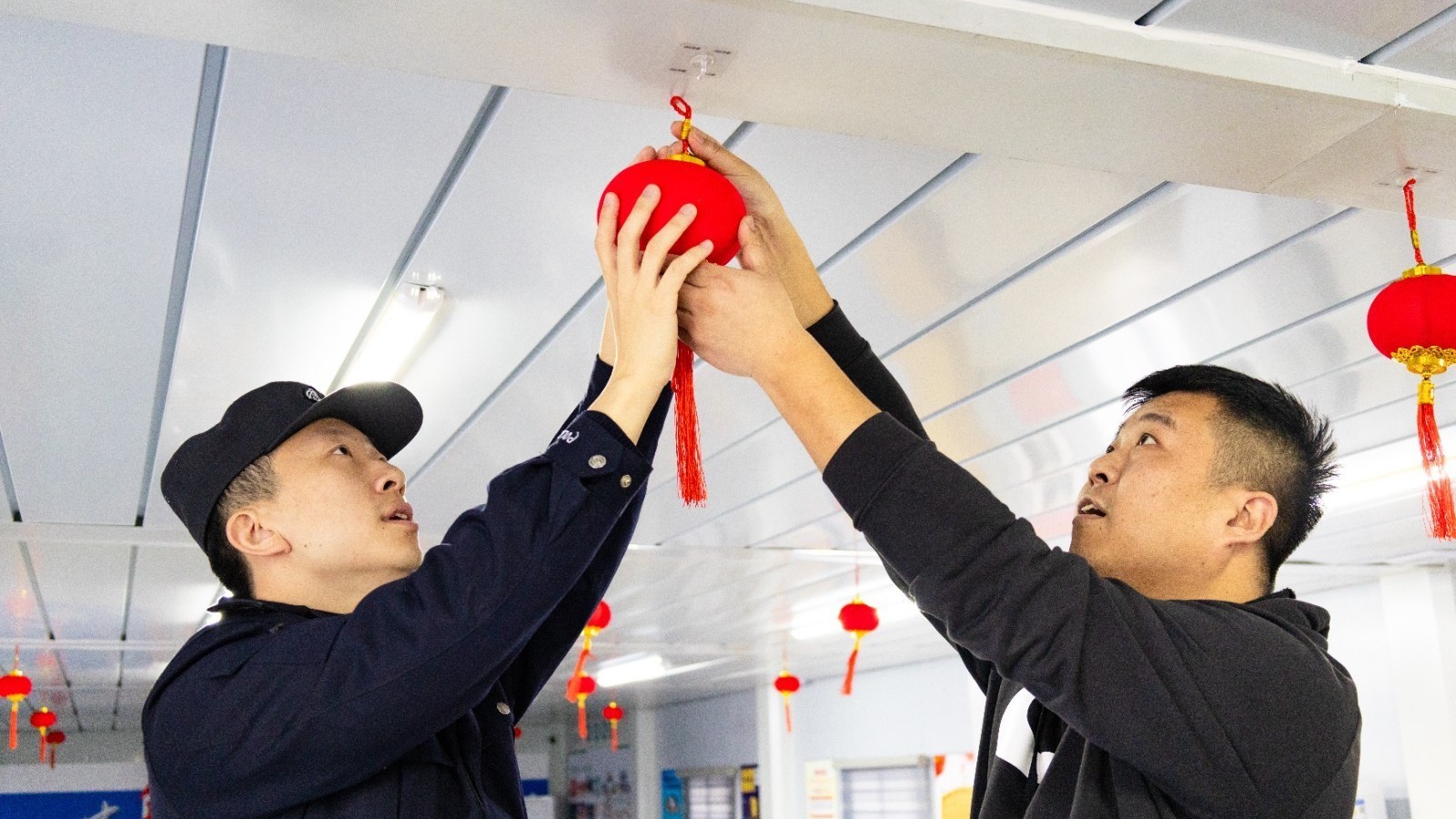 灯暖驿站年味浓 警民同心护归途