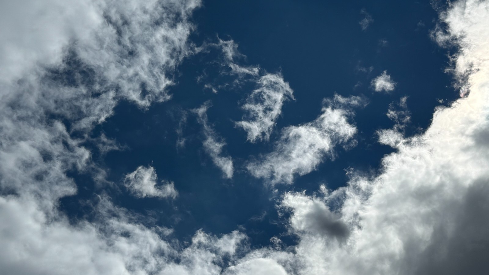 今天白天晴间多云 最高气温7℃ 明后两天有降雪 注意保暖 今天白天晴间多云 最高气温7℃ 明后两天有降雪 注意保暖