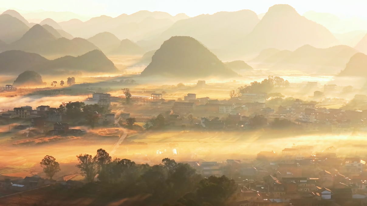 云南普者黑晨雾如纱，晕染水墨长卷