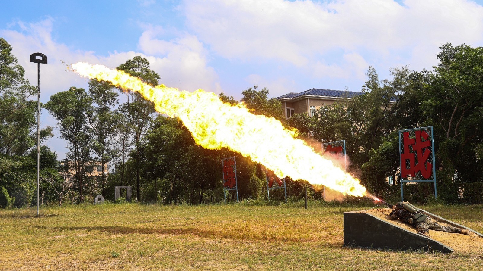 火龙腾飞!直击武警防化兵实喷高燃瞬间 火龙腾飞!直击武警防化兵实喷高燃瞬间
