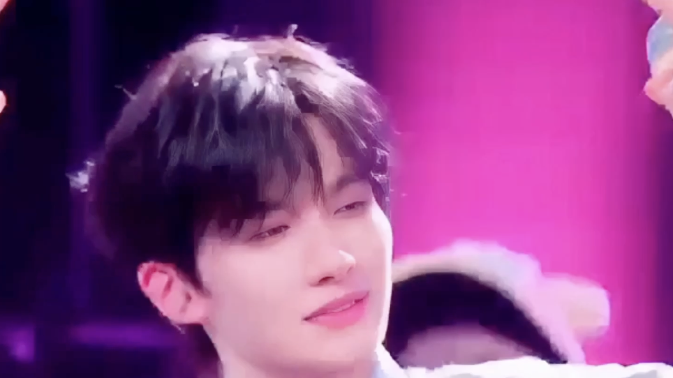 北京卫视跨年之夜,余宇涵、翟子路合唱歌曲《蹦蹦跳跳》 北京卫视跨年之夜,余宇涵、翟子路合唱歌曲《蹦蹦跳跳》