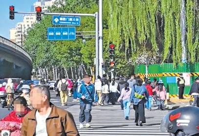 通勤路上这些路口让人头疼：绿灯过短，放行不合理