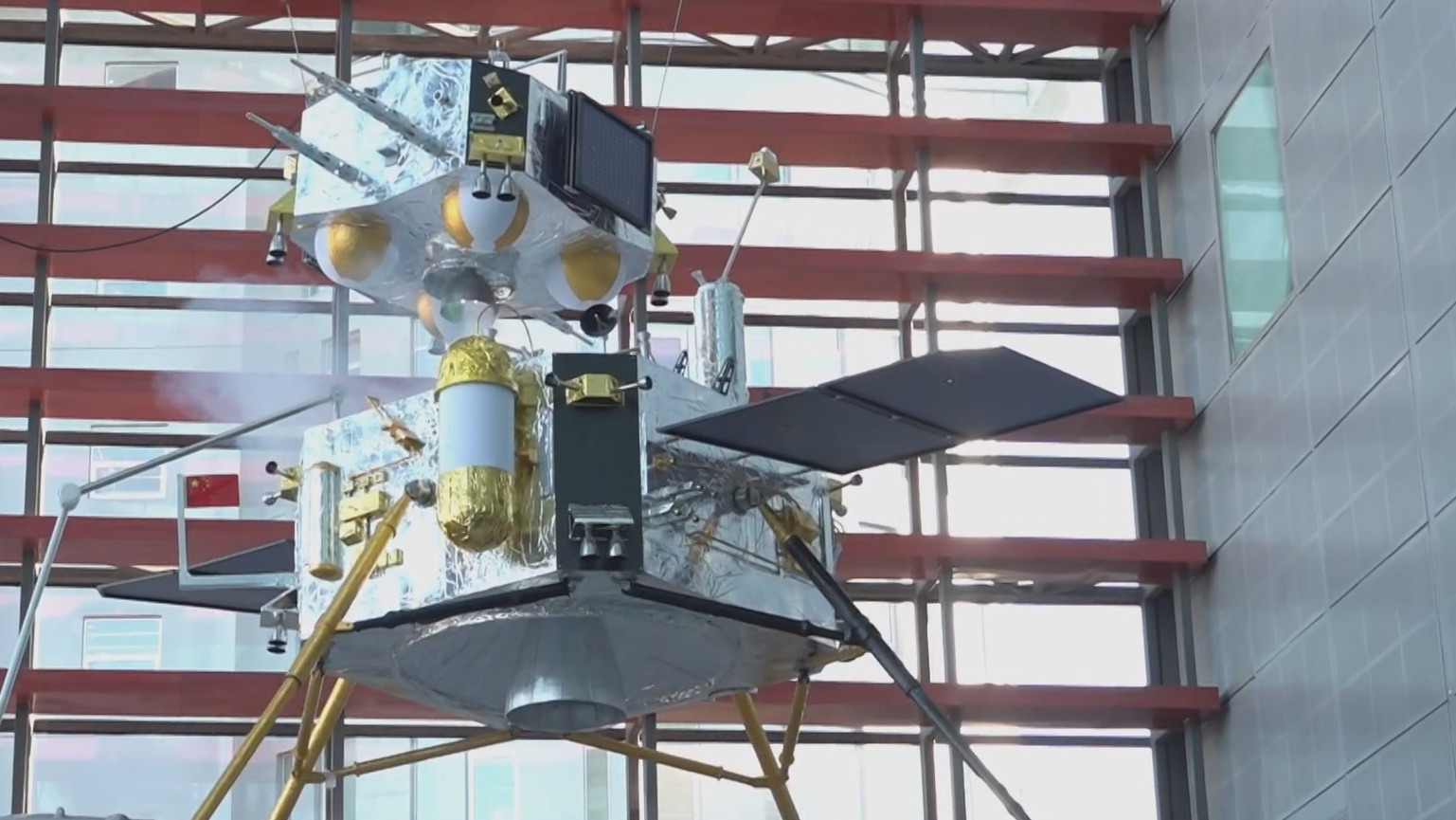 嫦娥五号月球样品在北京天文馆展出