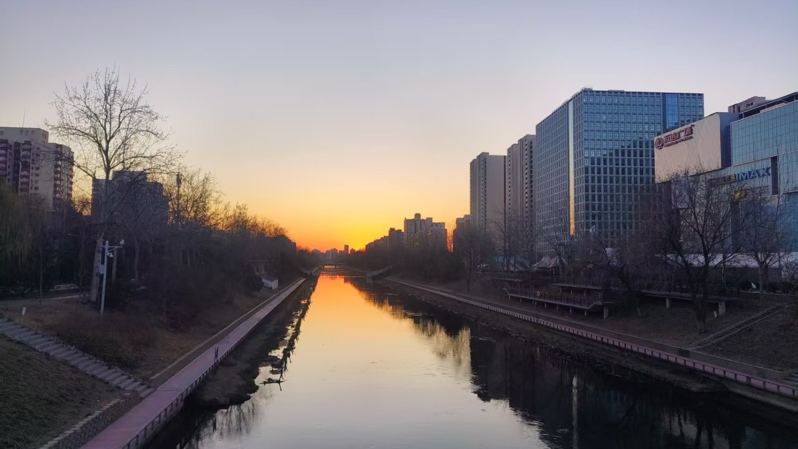 今日山区有雨夹雪 最高气温17℃ 阵风七八级 今日山区有雨夹雪 最高气温17℃ 阵风七八级