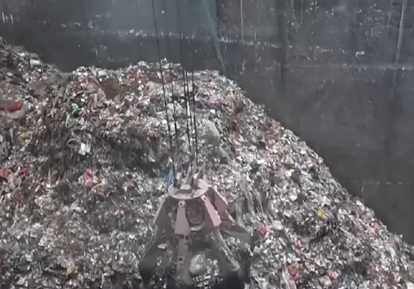 一边没处倒一边“吃不饱”，如何破解城乡垃圾处理“两重天”困局？