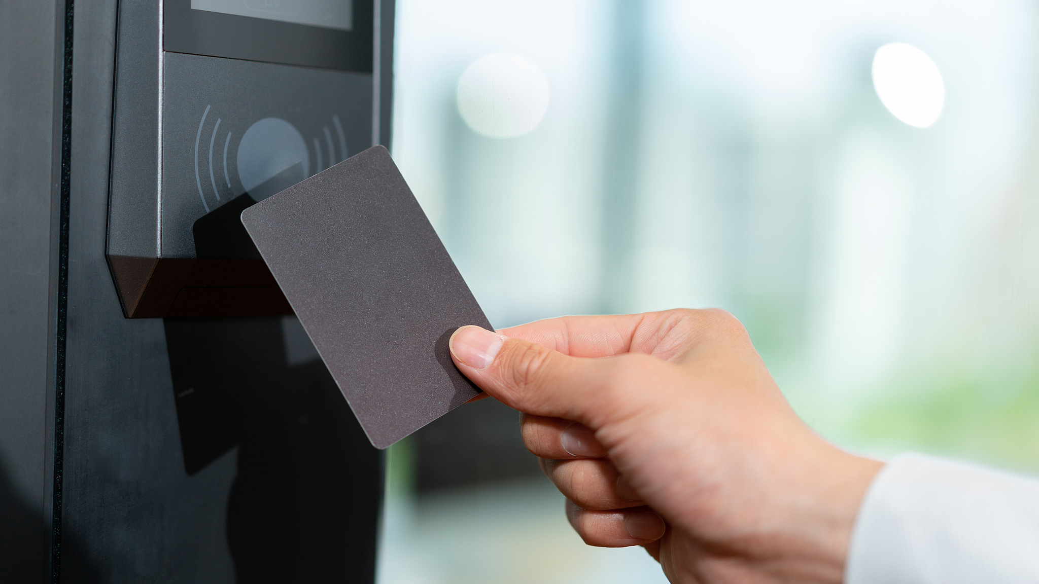 最高法：不得以限制使用门禁系统等方式催交物业费