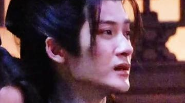 檀健次最新路透，摸脸杀氛围感拉满了！战损版 “谢却山”破碎感十足