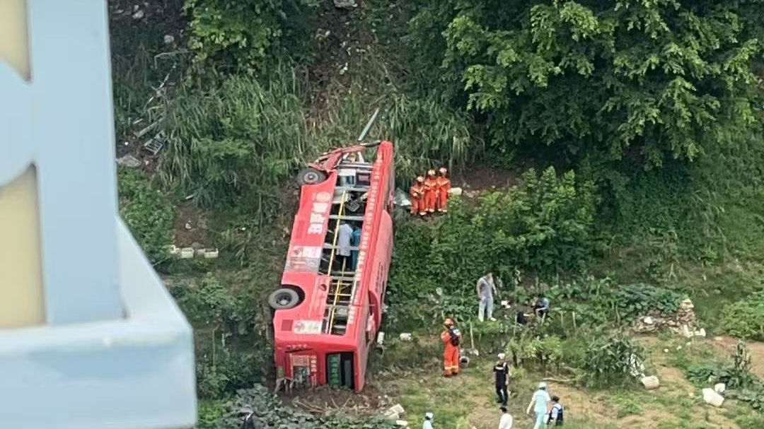 广西梧州发生一起交通事故造成公交车坠翻 车上6人送医治疗