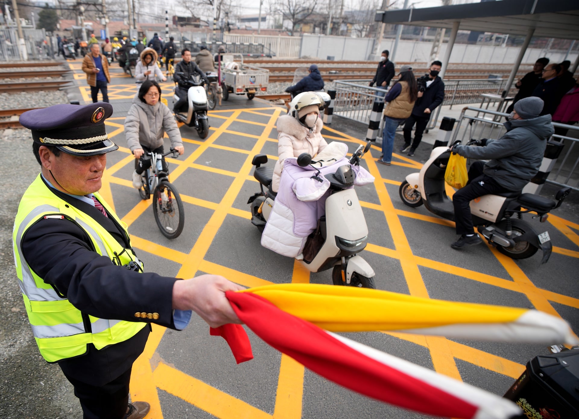 日均上万人通行！揭秘北京“最繁忙”铁路道口，靠啥护安全？