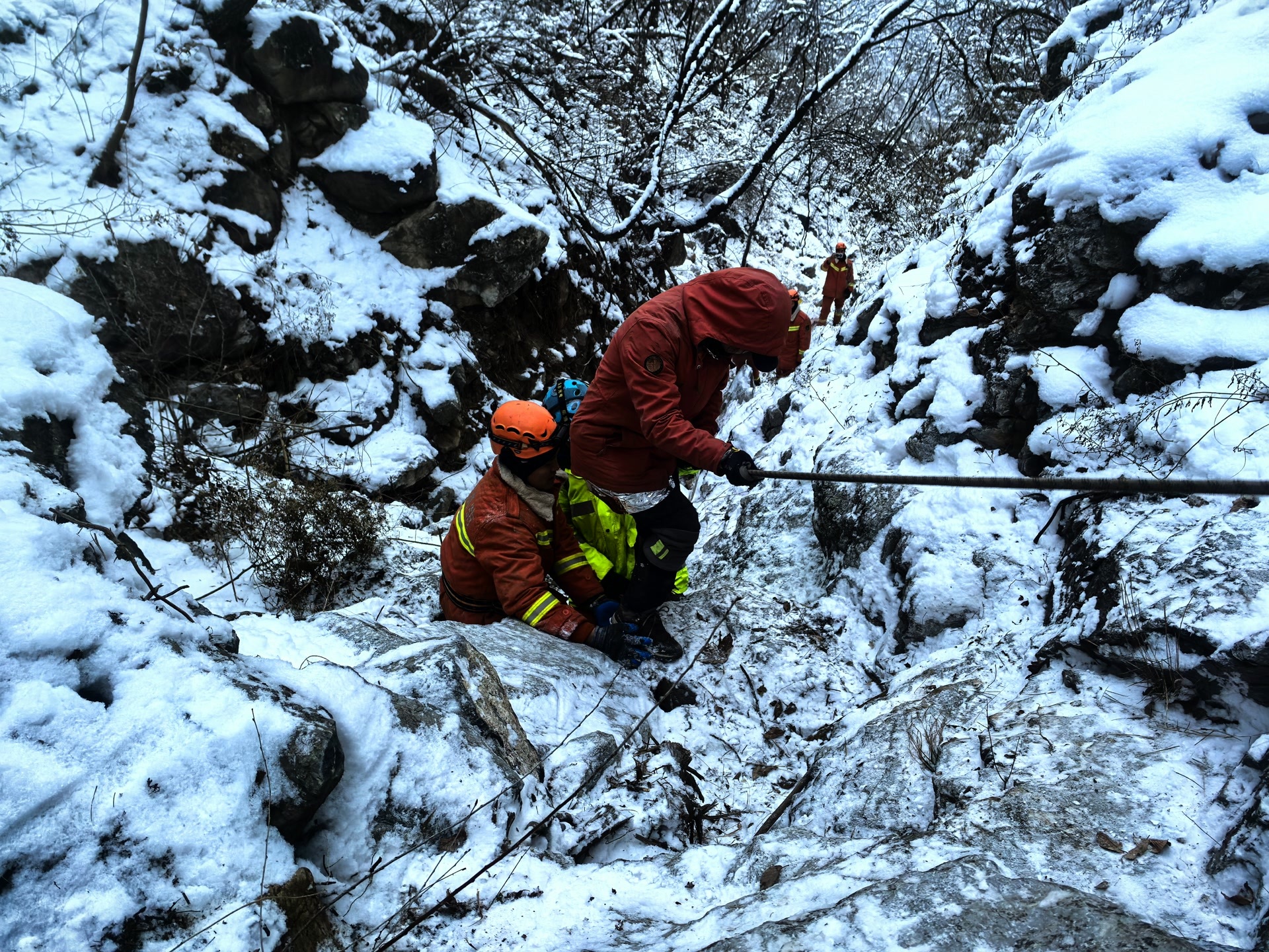 豹子岭“最难”营救后续:两名任性“驴友”被追偿1万余元 豹子岭“最难”营救后续:两名任性“驴友”被追偿1万余元