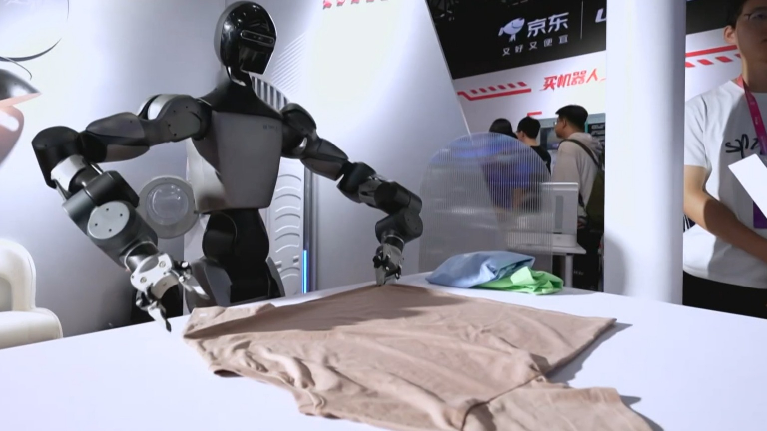 世界机器人大会成果丰硕 北京超额完成机器人“双百工程”任务