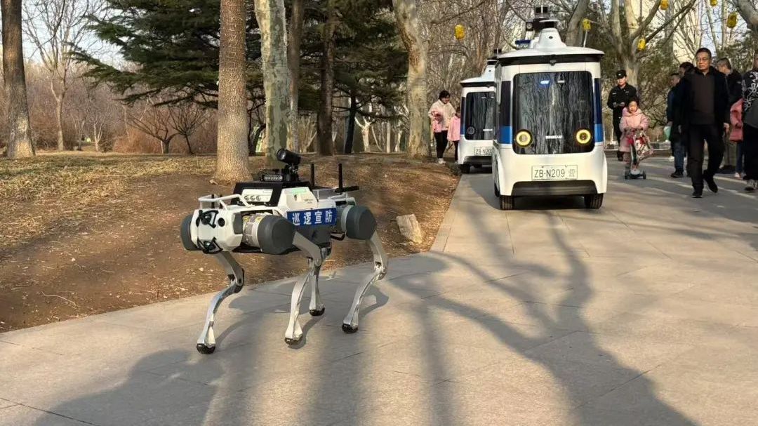 北京街头,“机器狗”上岗 北京街头,“机器狗”上岗