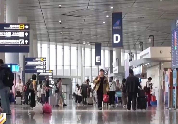 航班取消，改签藏套路！有人8分钟内退款仍被扣558元