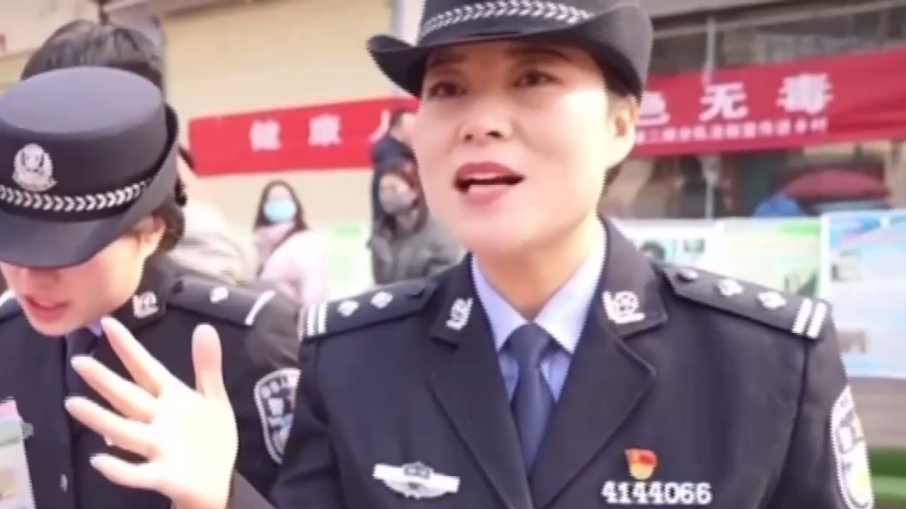 徒手夺刀制止行凶 王妙丽被授予一级英模