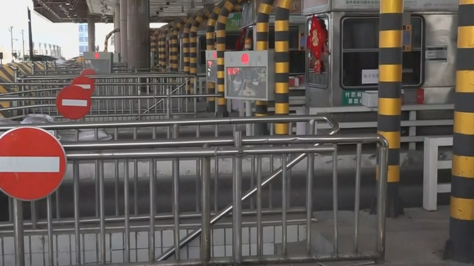 高速路迎进京客流高峰 16时至20时车流量较大